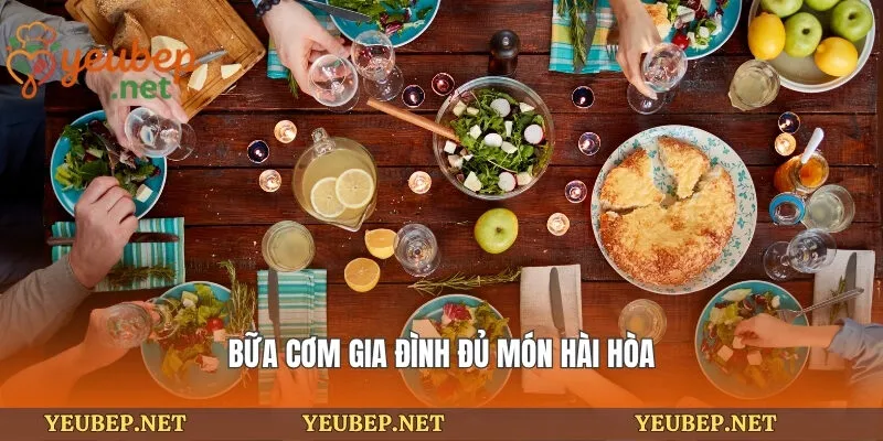 Bữa cơm gia đình đủ món hài hòa